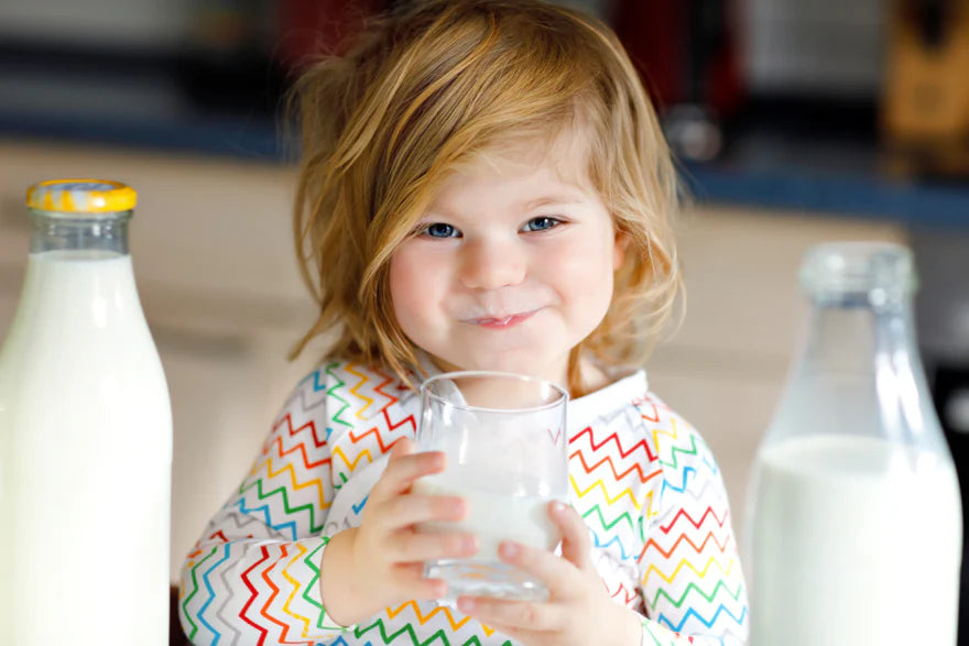 Mädchen trinkt Milch