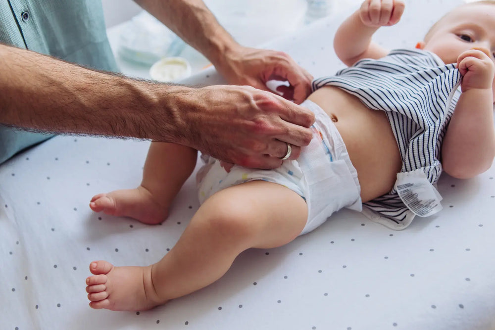 Ein Elternteil betrachtet eine saubere Windel des Babys