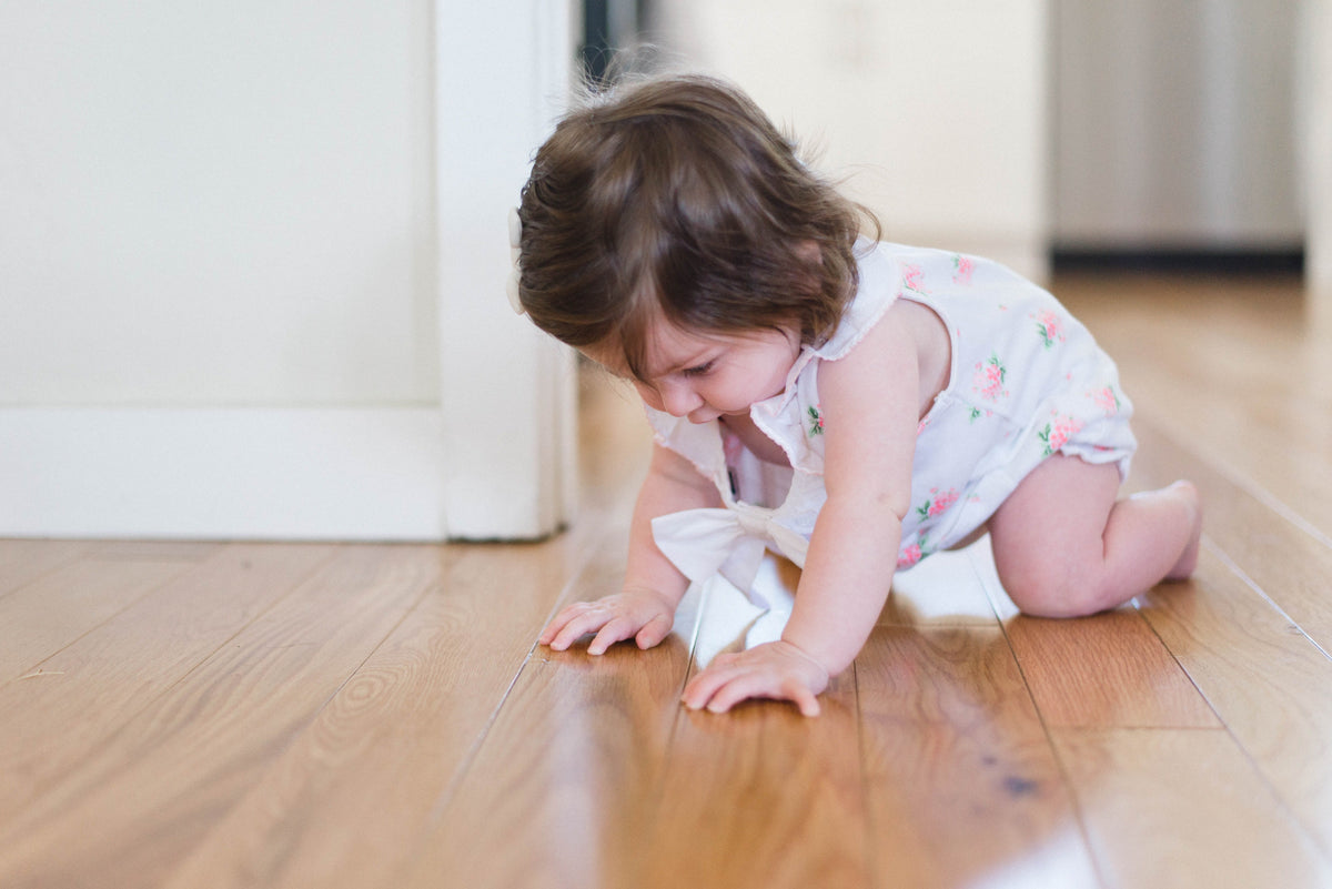 Die Entwicklung Ihres Babys: Wann krabbeln Babys?