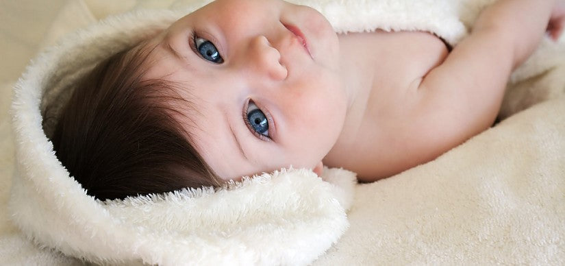 Fettige Schuppen auf dem Kopf eines Babys (Kopfgneis)