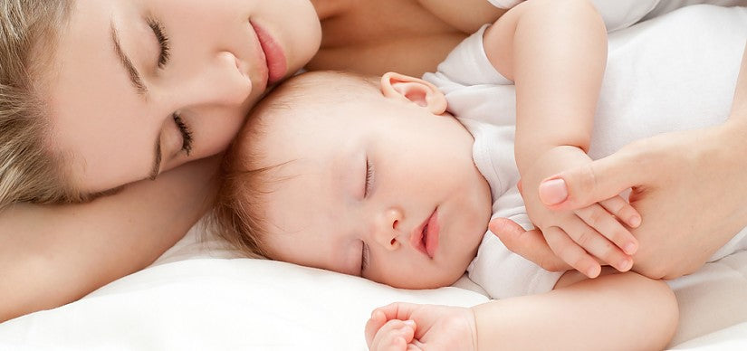 Müder Elternteil mit einem nachts wachen Baby