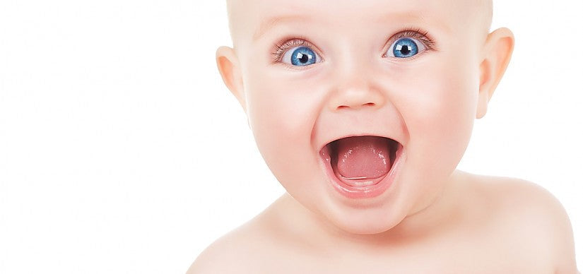 Baby beim Zahnen beisst auf einen Beißring