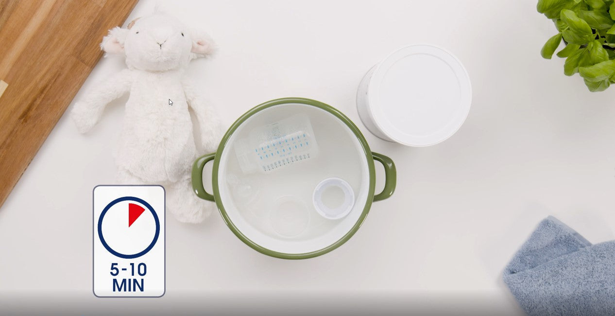 Eine Babyflasche wird mit einer Flaschenbürste gereinigt