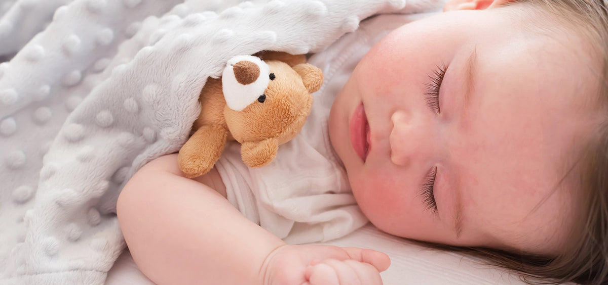 Baby wird auf Gelbsucht untersucht