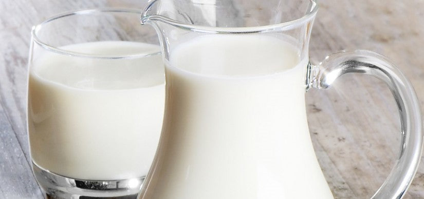 Ziegenmilch-Flaschennahrung neben Zutaten