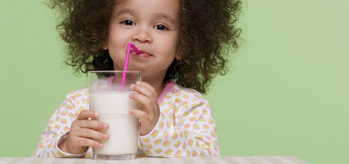 Ziegenmilch-Flaschennahrung neben einer Flasche frischer Milch