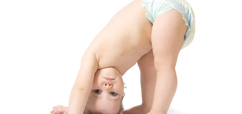 Ein Elternteil pflegt den Po eines Babys