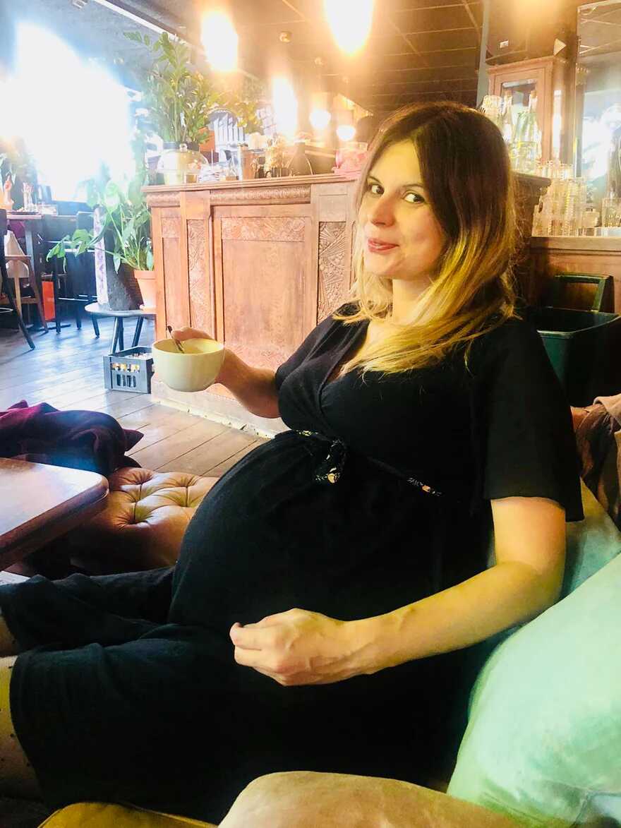 Eine schwangere Frau feiert ihren Geburtstag