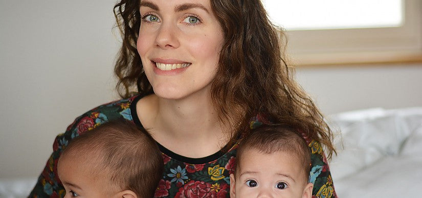 Baby isst püriertes Essen vom Löffel