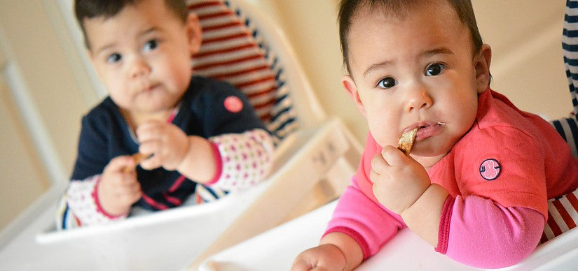 Baby isst selbstständig ein Stück Brot